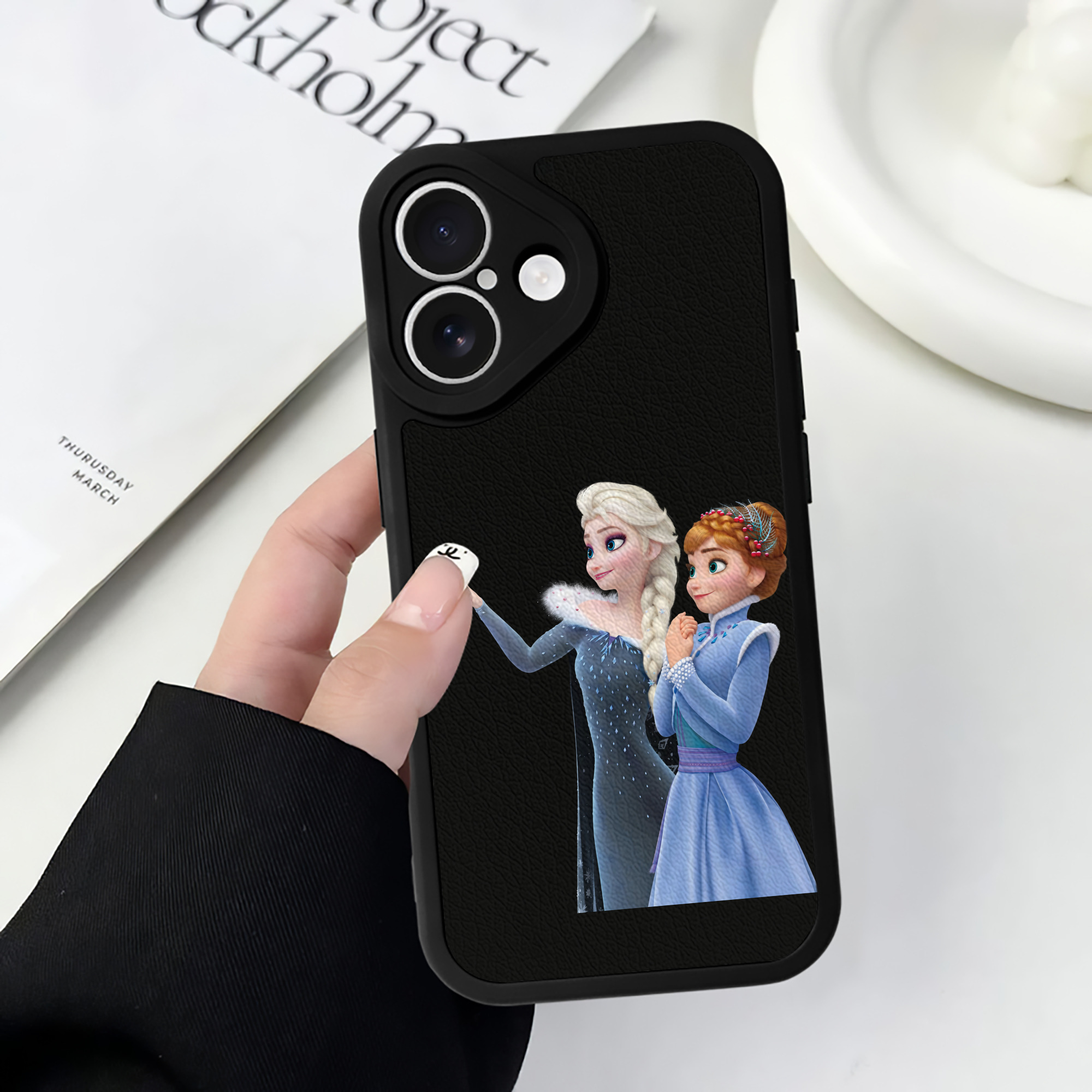 （画像用） アナと雪の女王 アンナ エルサ Frozen Anna Elsa 【iPhone 16シリーズ対応】シリコンスマホケース（レザー調） 材質：シリコン